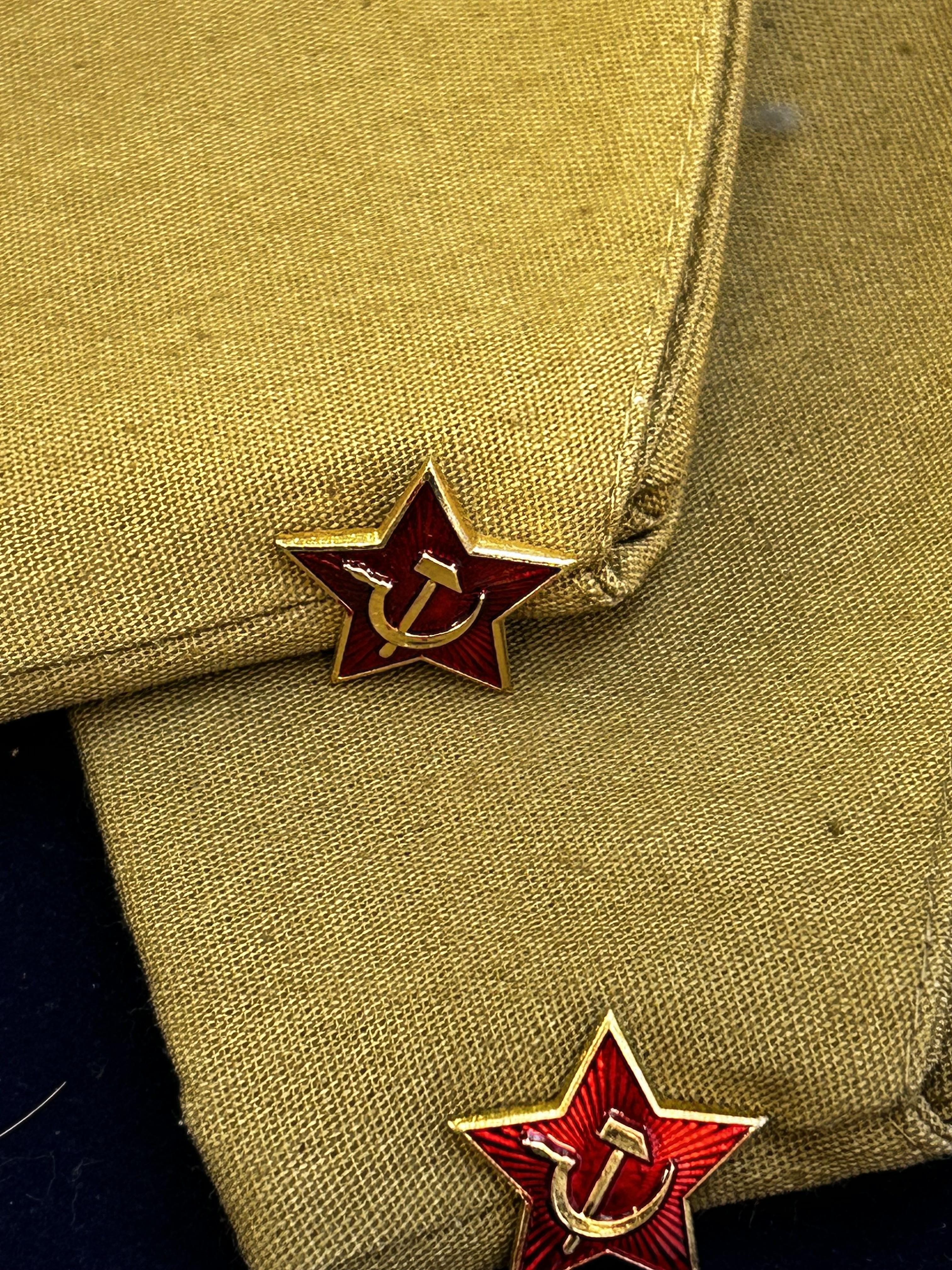 2x Soviet union hats & badges