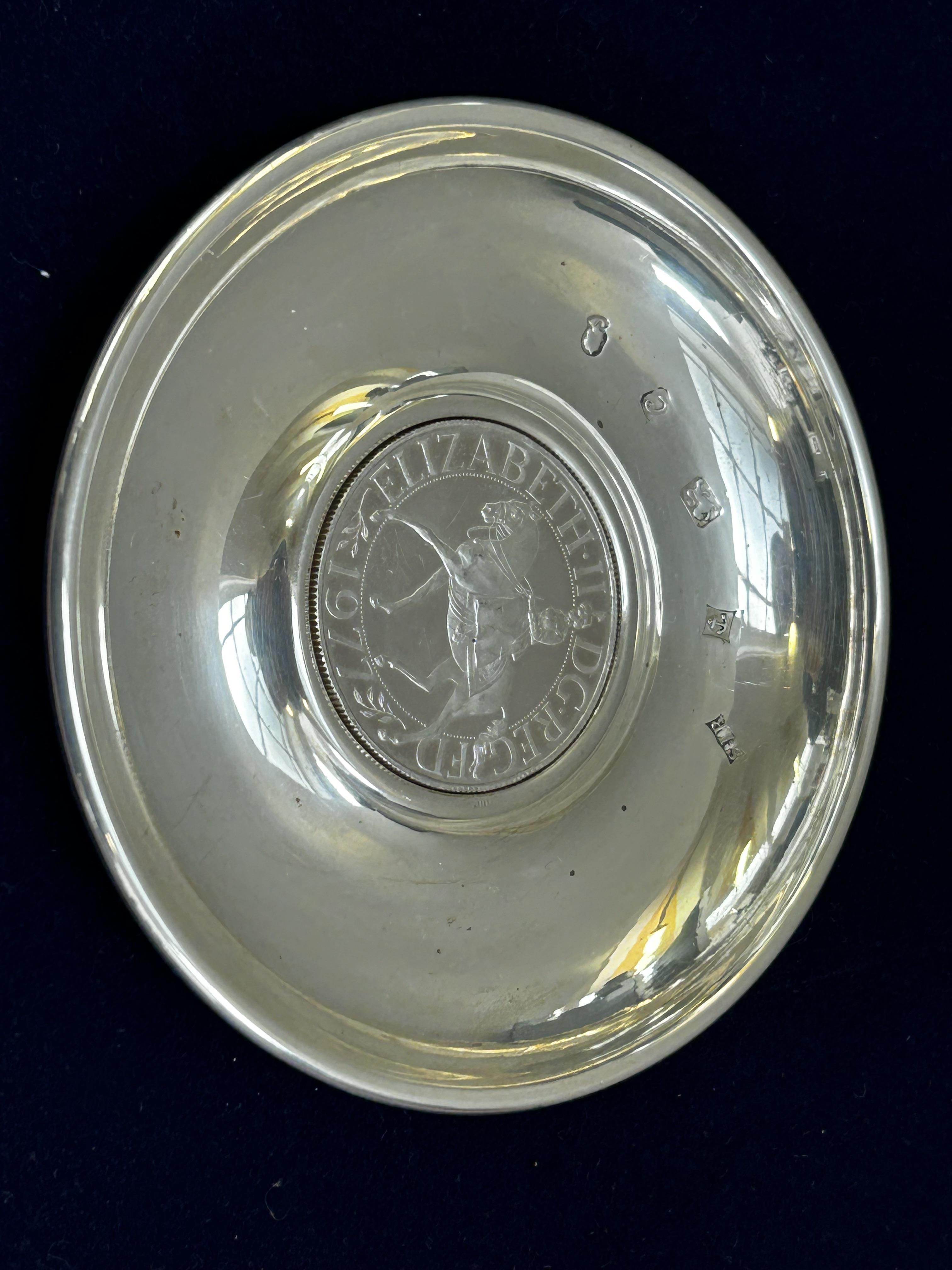 Silver pin dish with 1977 crown Weight 79g