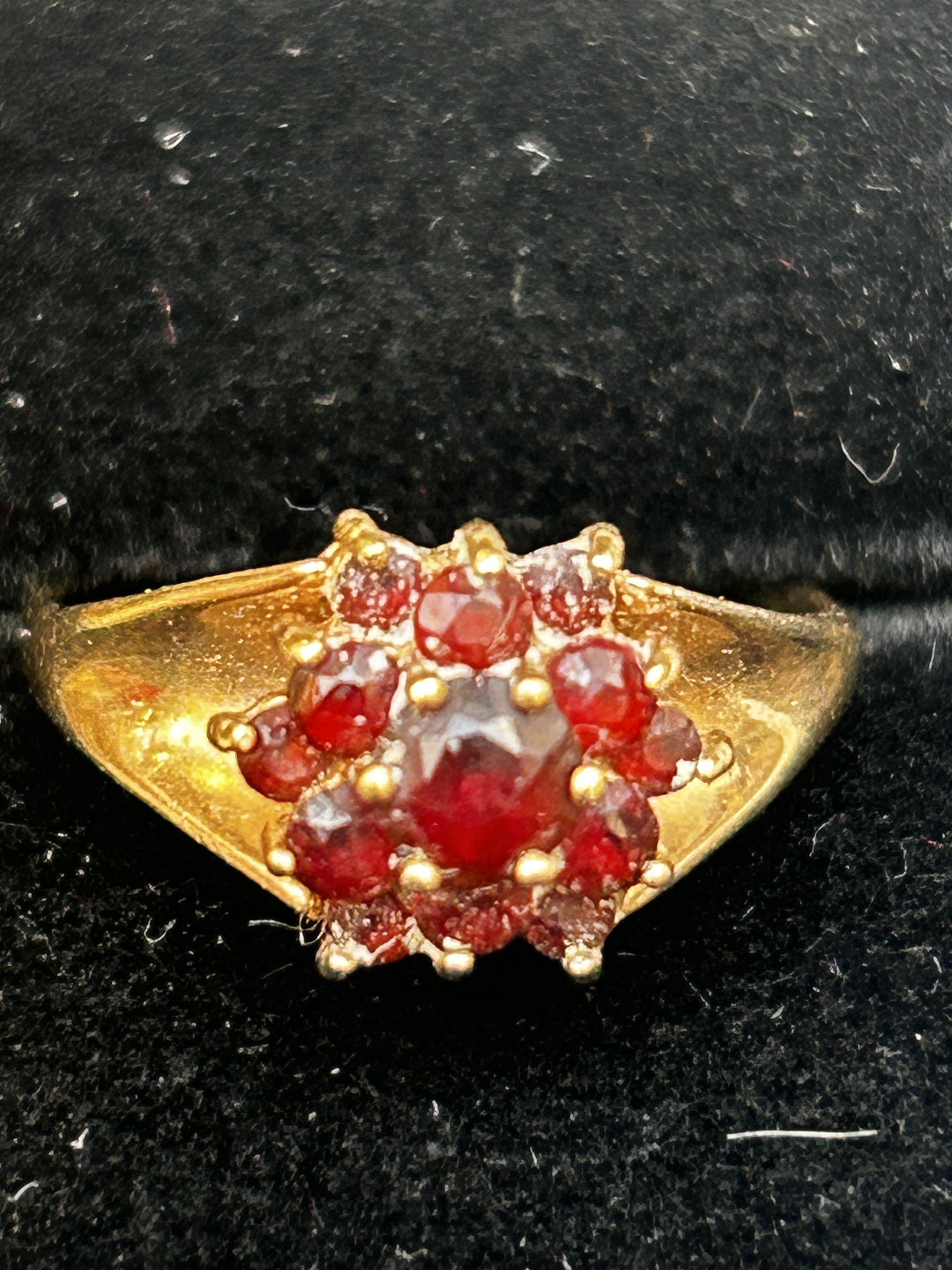 9ct Gold garnet cluster ring Size O 3g