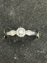 Diamond ring set with 4 diamonds on each shoulder