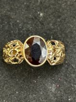 9ct Gold ring set with garnet Weight 4.2g Size R -