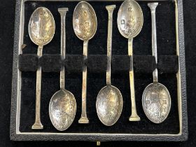 Cased set of silver coffee spoons, each spoon has