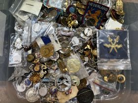 Large collection of unsorted pin brooches, badges
