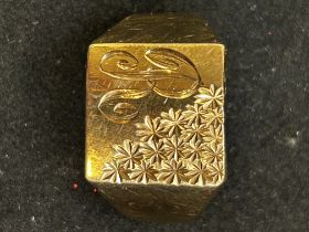 9ct Gold gents signet ring inscribed with the letter R,