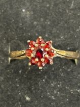 9ct Gold ring set with garnets 1.4g