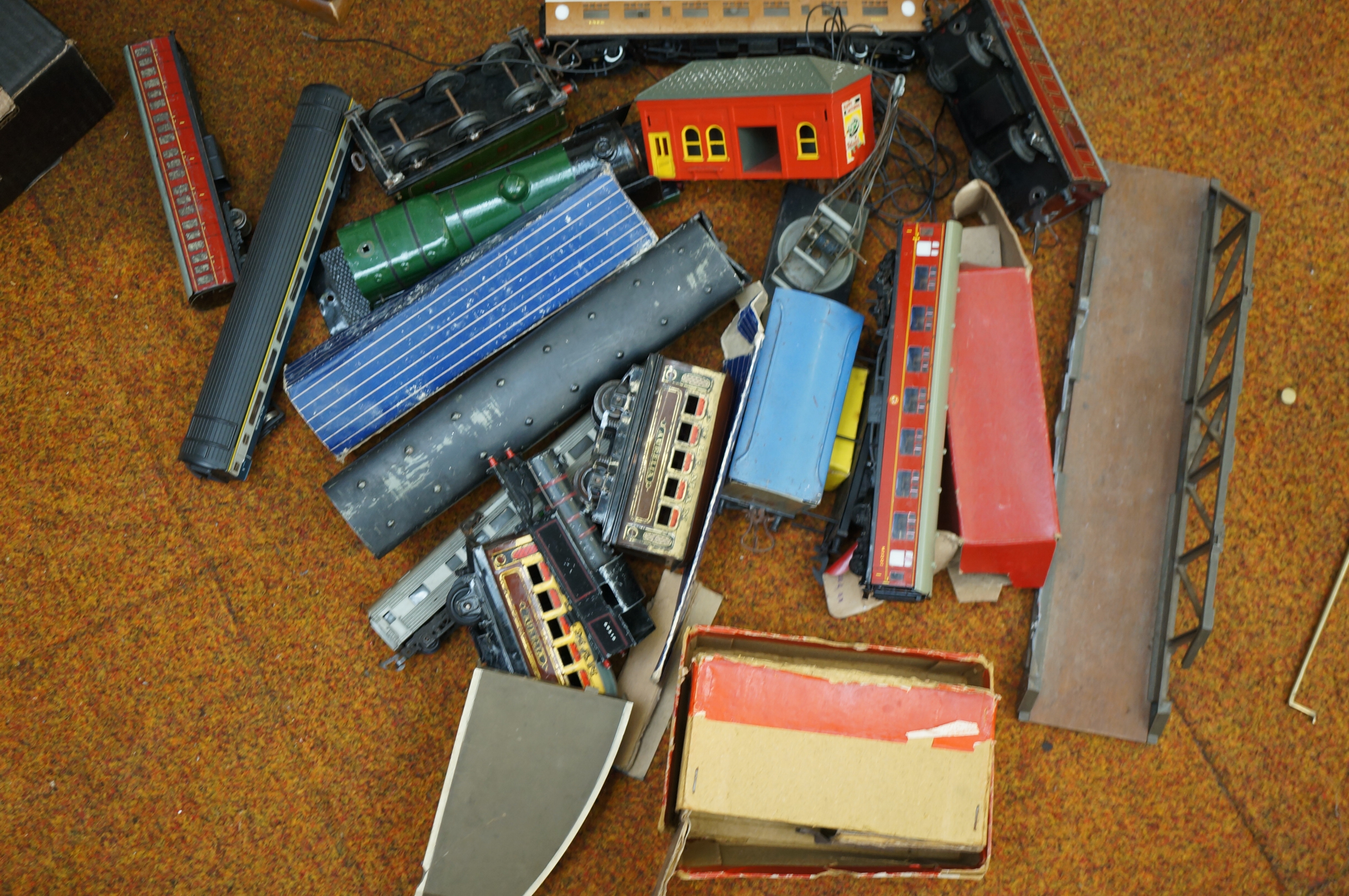 Large collection of Hornby trains, carriages & som