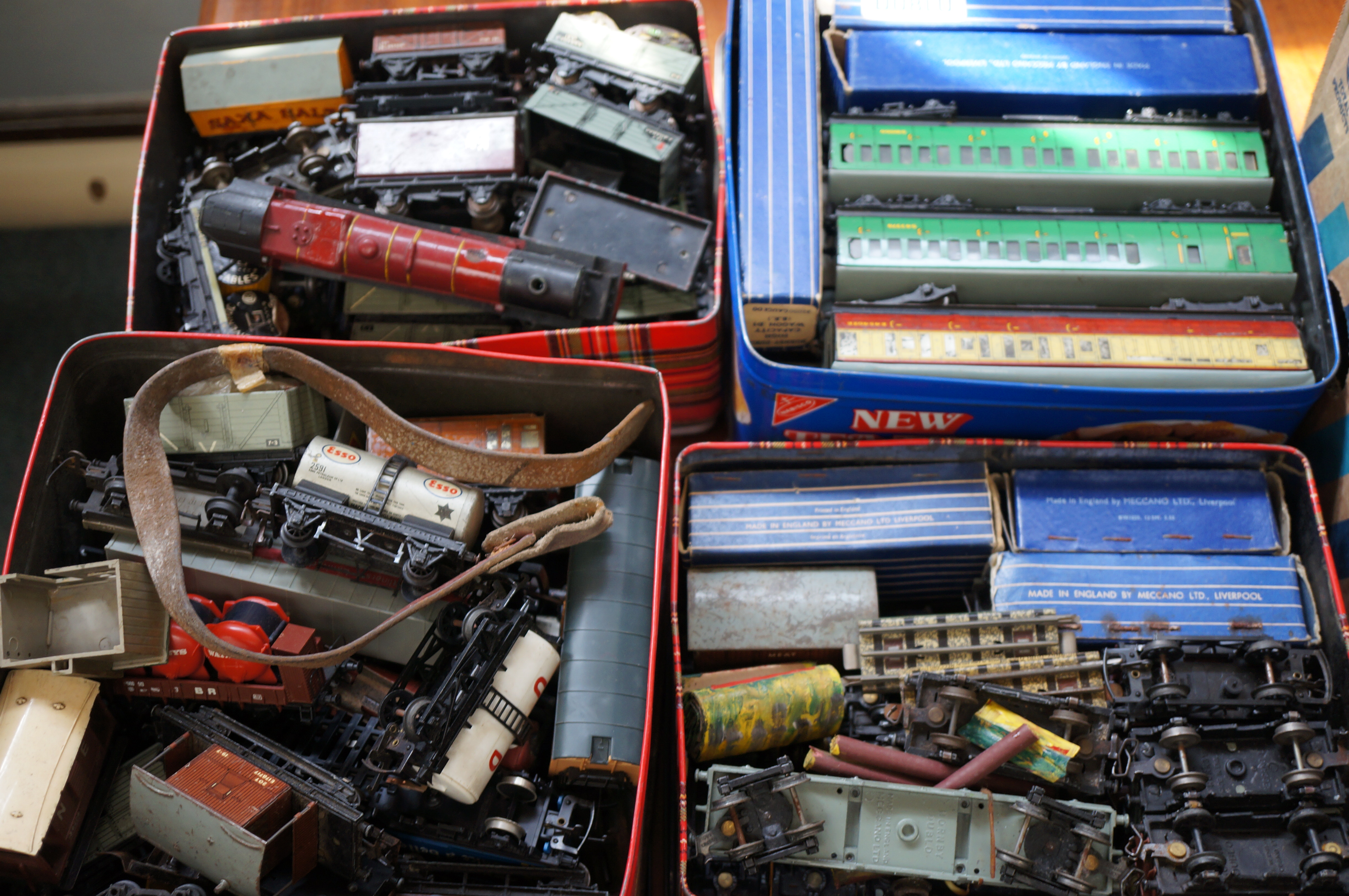 Large collection of vintage unsorted trains & carr