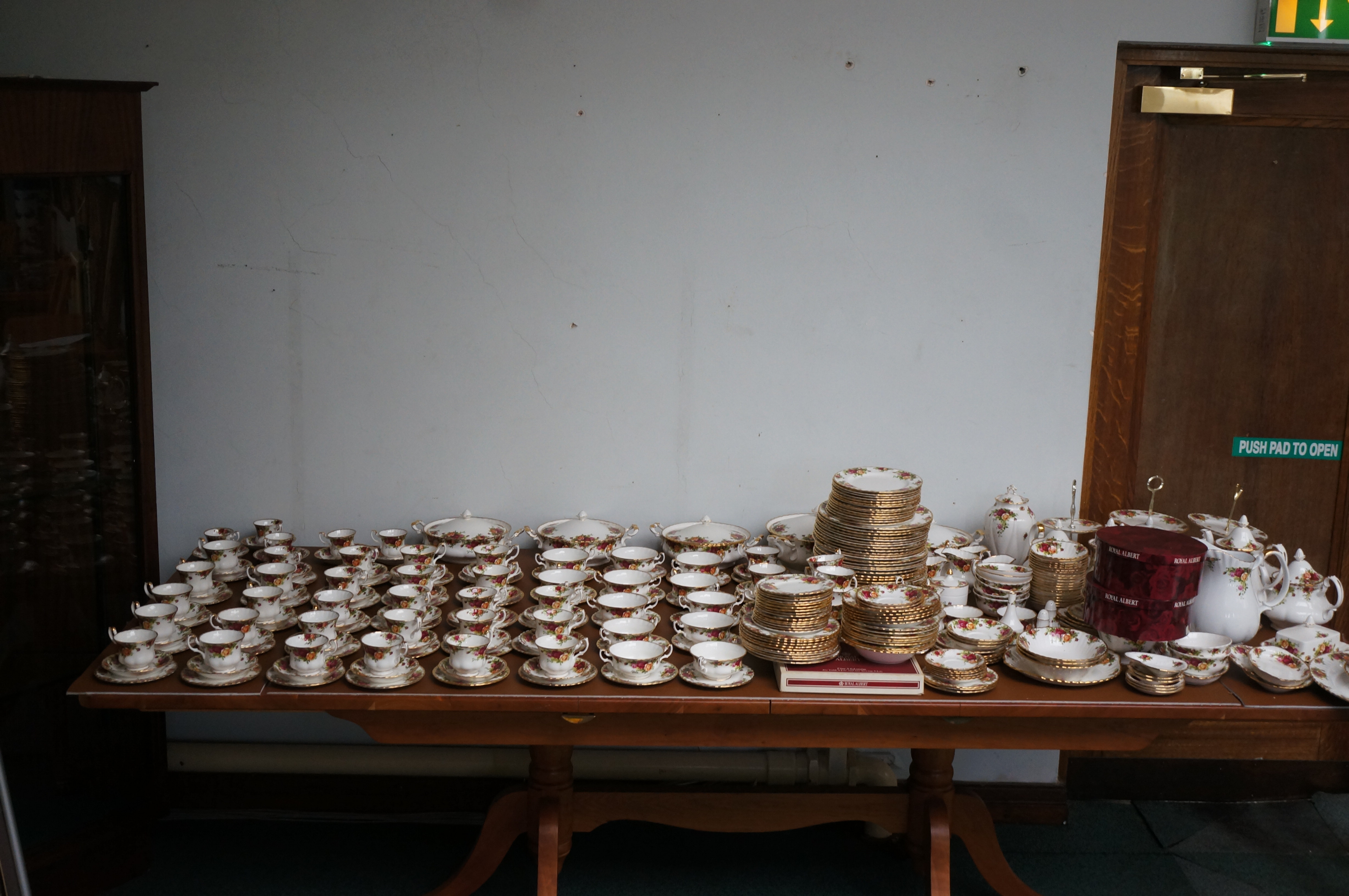 Approx 350 pieces of Royal Albert old country rose