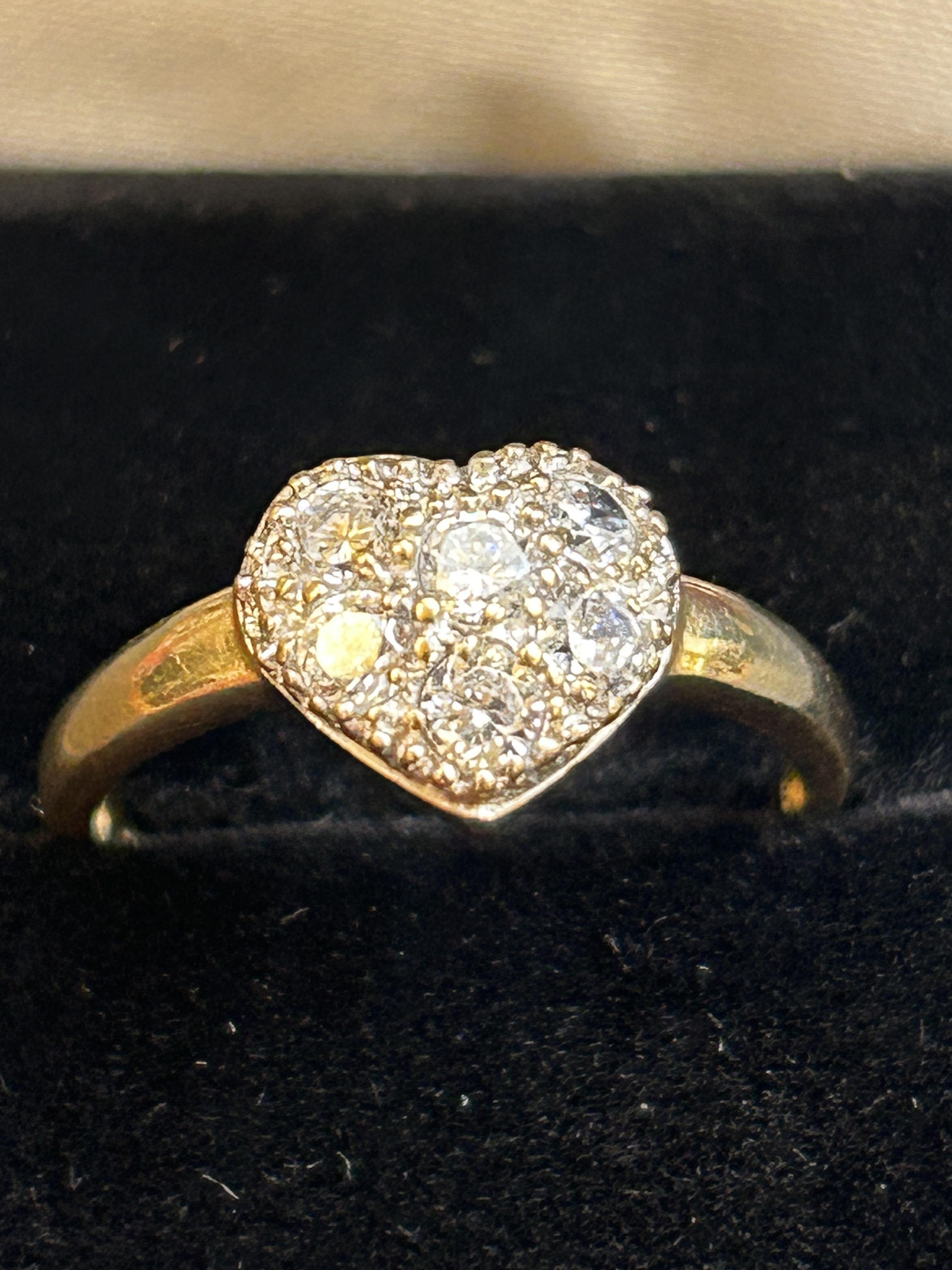 9ct Gold heart shaped ring set with cz stones Size