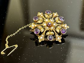 Yellow metal victorian brooch set with 7 amethyst