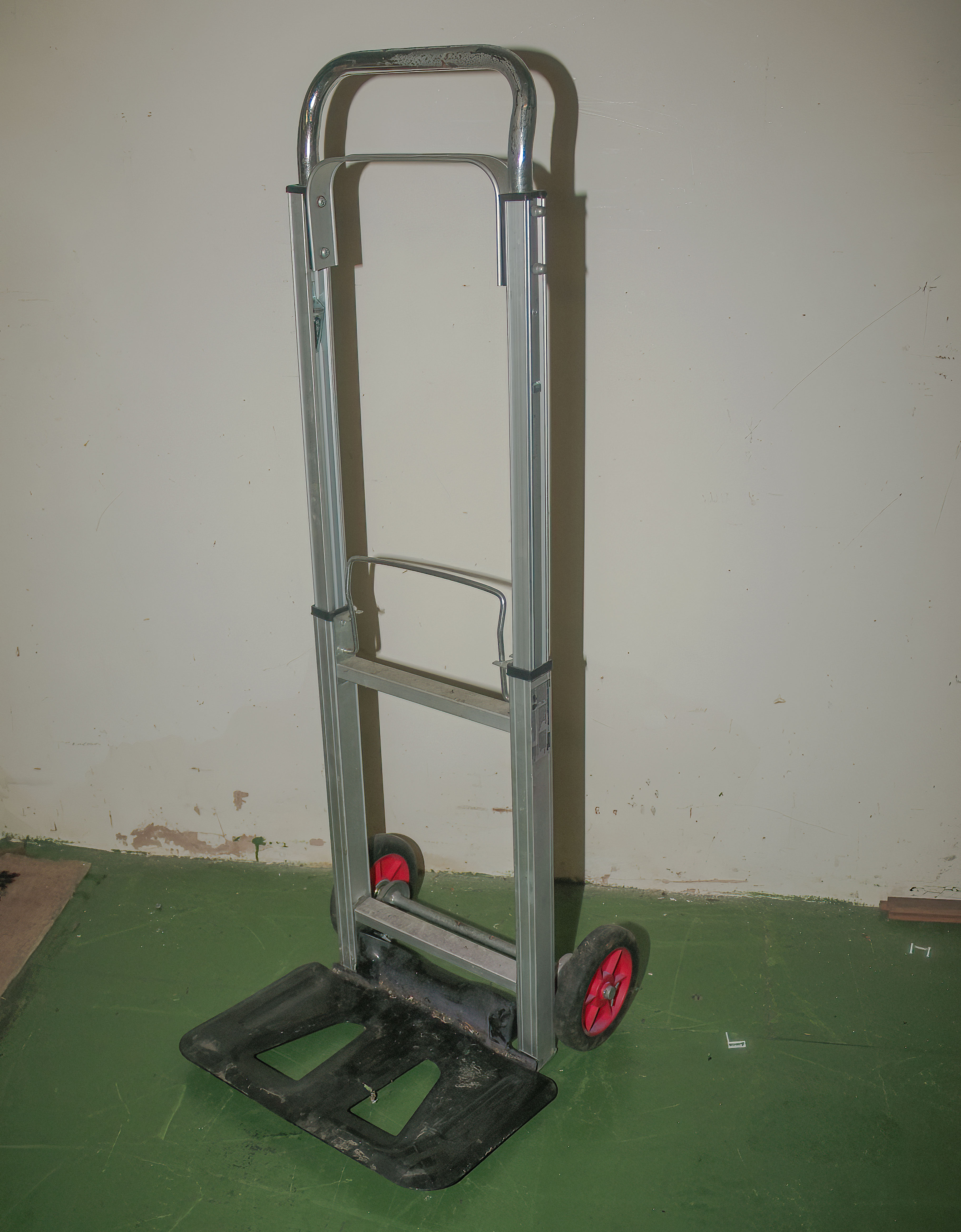 An adjustable sack truck