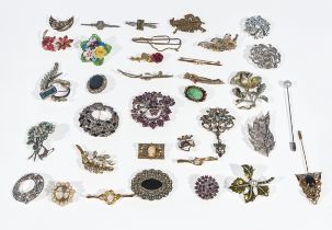 Collection of costume jewellery brooches including Hollywood