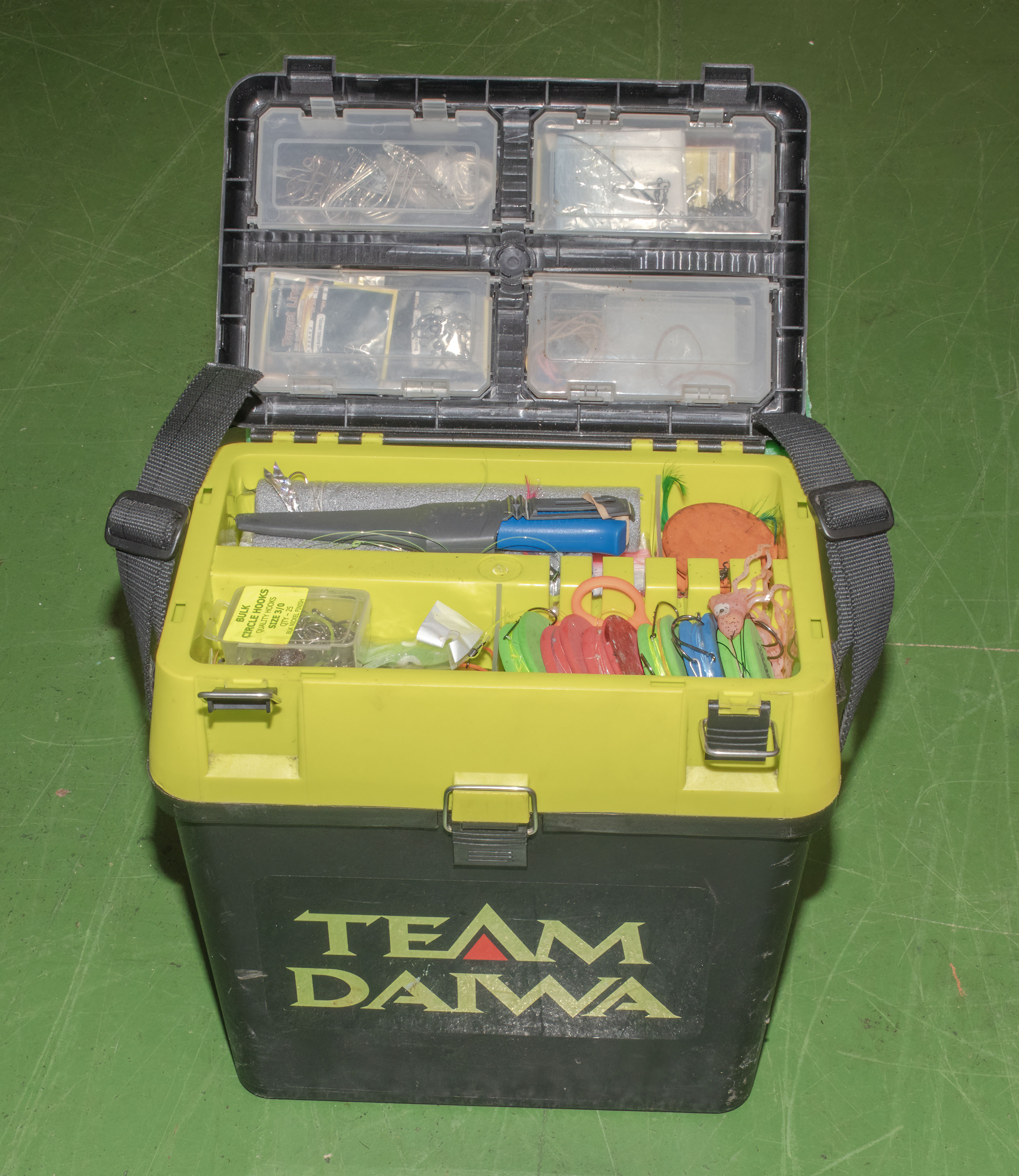 A fishing tackle box and contents - Image 2 of 3