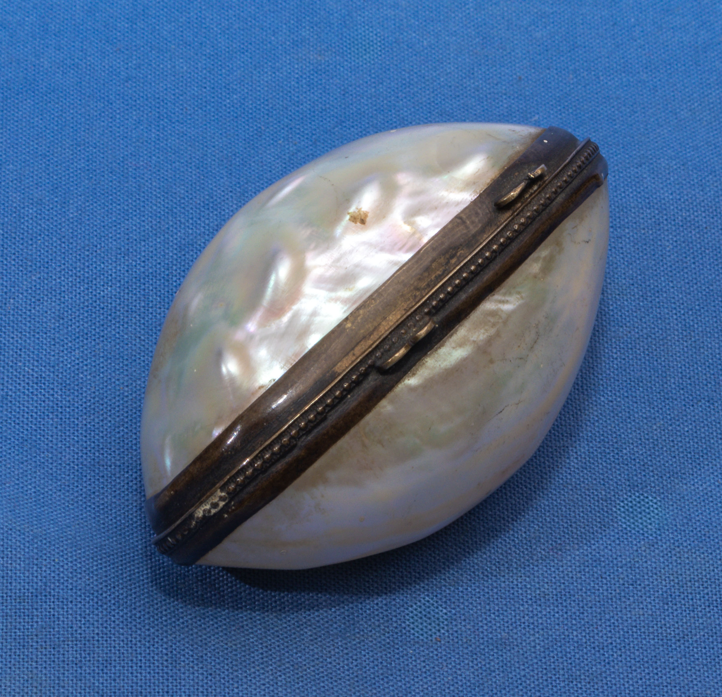 Victorian mother of pearl egg with clasp - Image 2 of 2