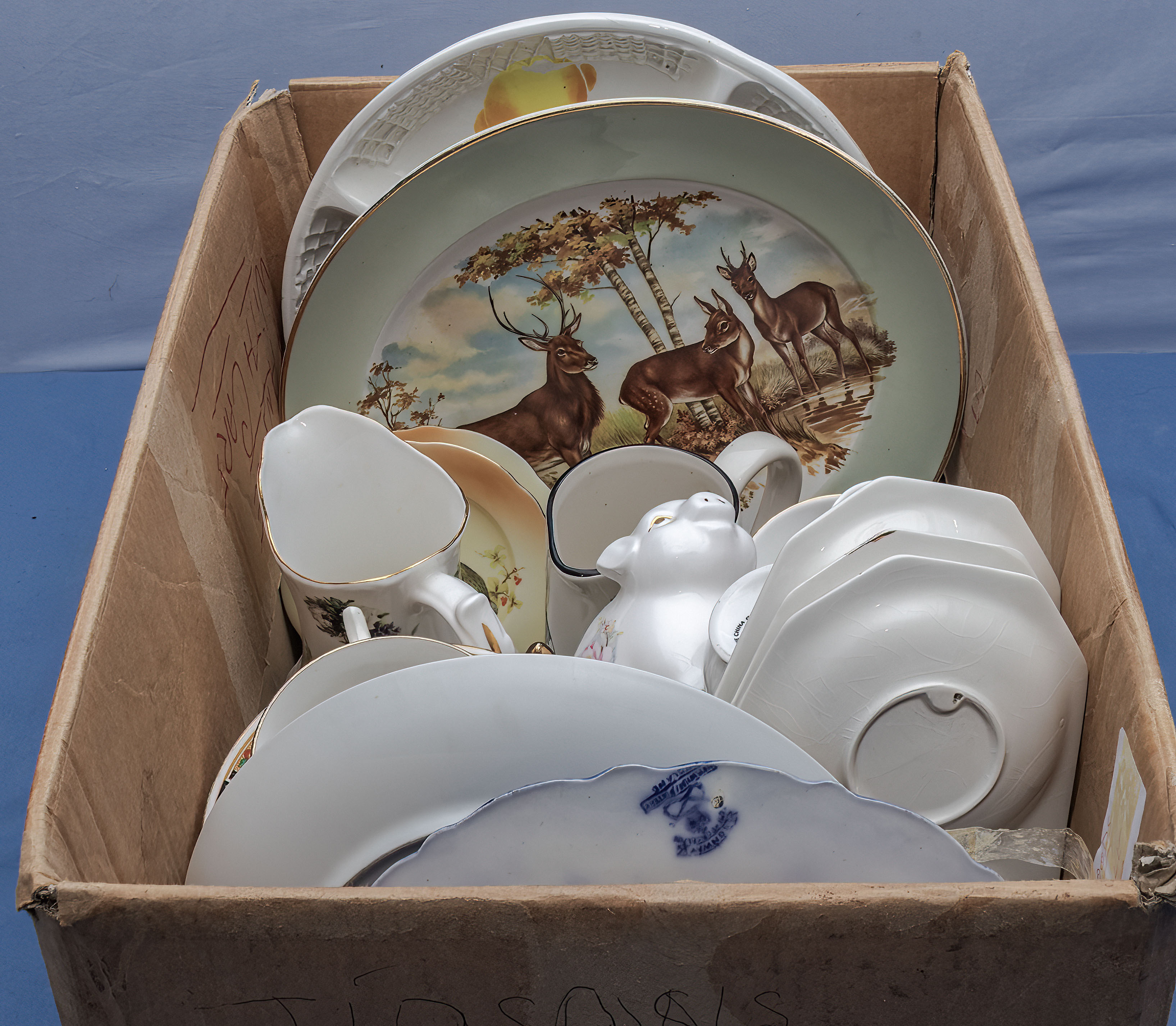Box of assorted ceramic table ware