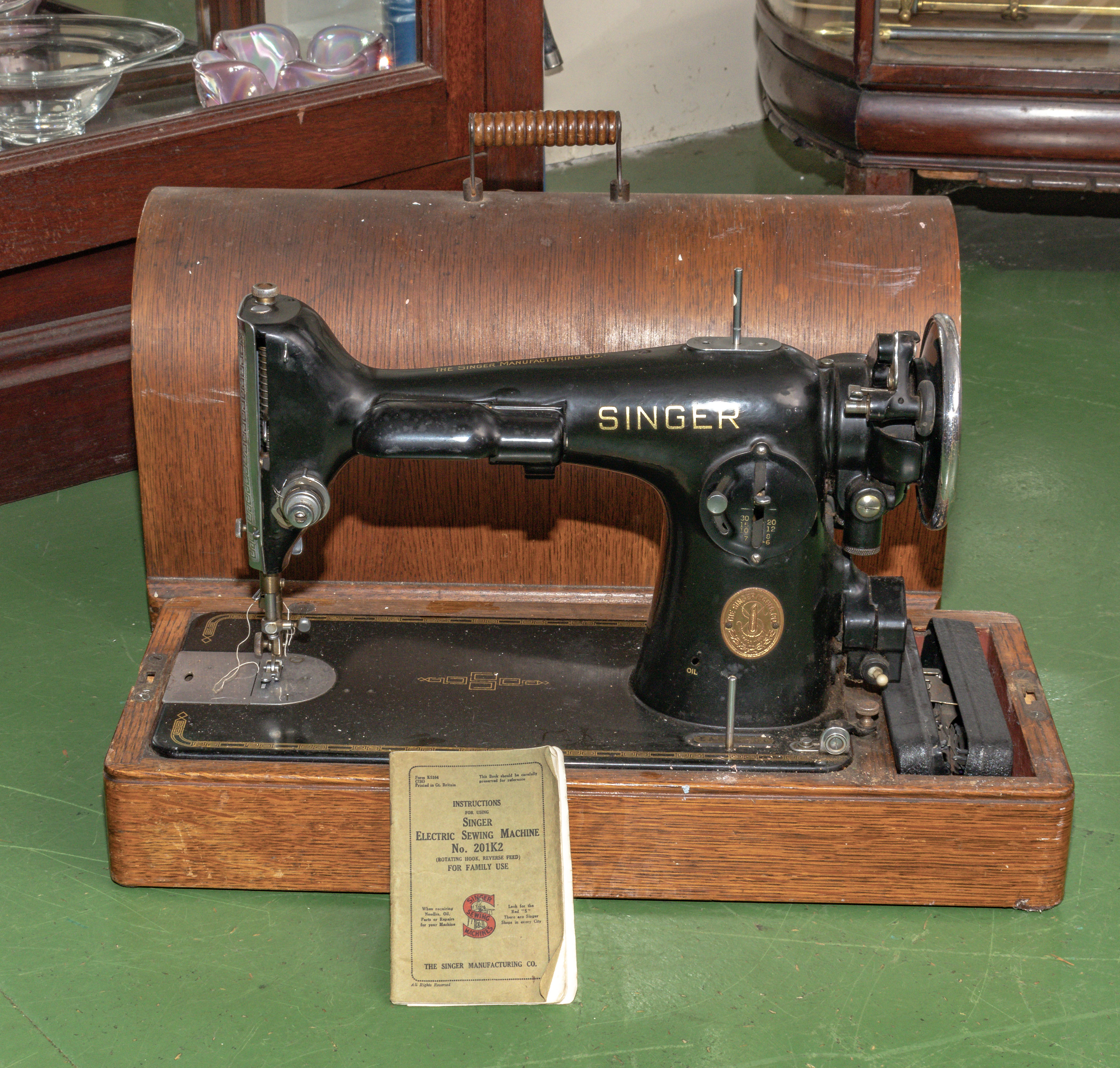 Table top Singer sewing machine with electric pedal