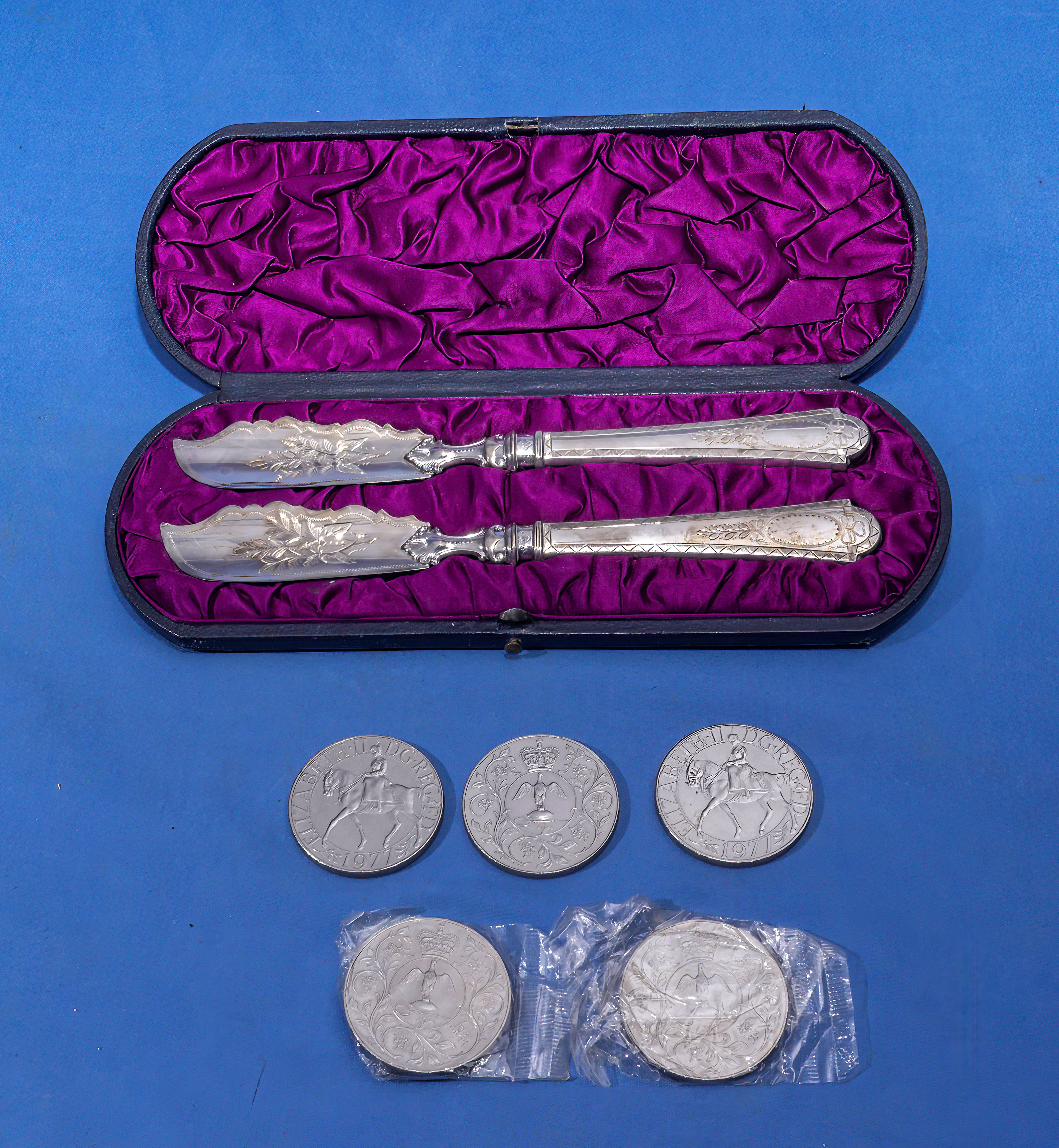 Cased pair of fish knives marks for London, 1948, Martin Hall &Co and 5 silver jubilee coins