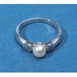 9ct white gold ring with diamond chip shoulders and a pearl, size N