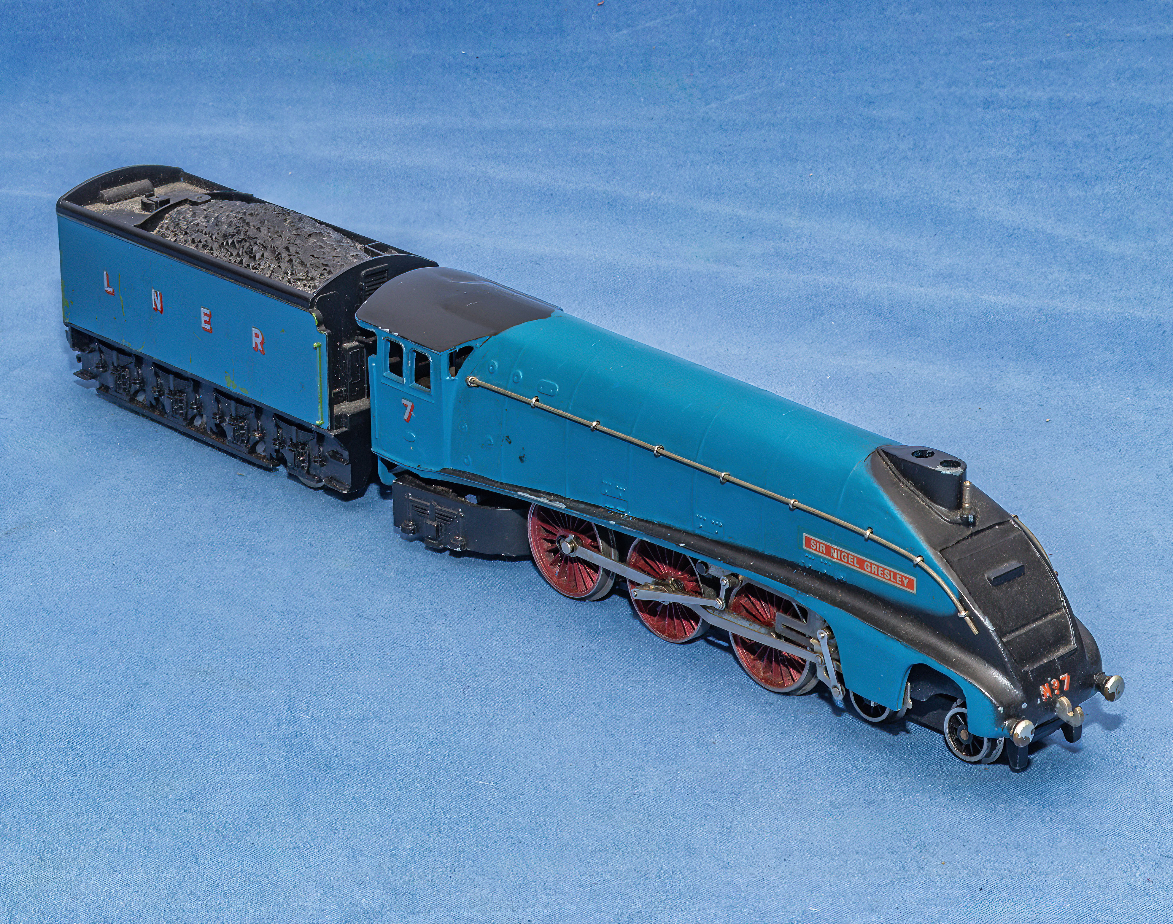 Triang OO gauge LNER blue Sir Nigel Gresley steam locomotive