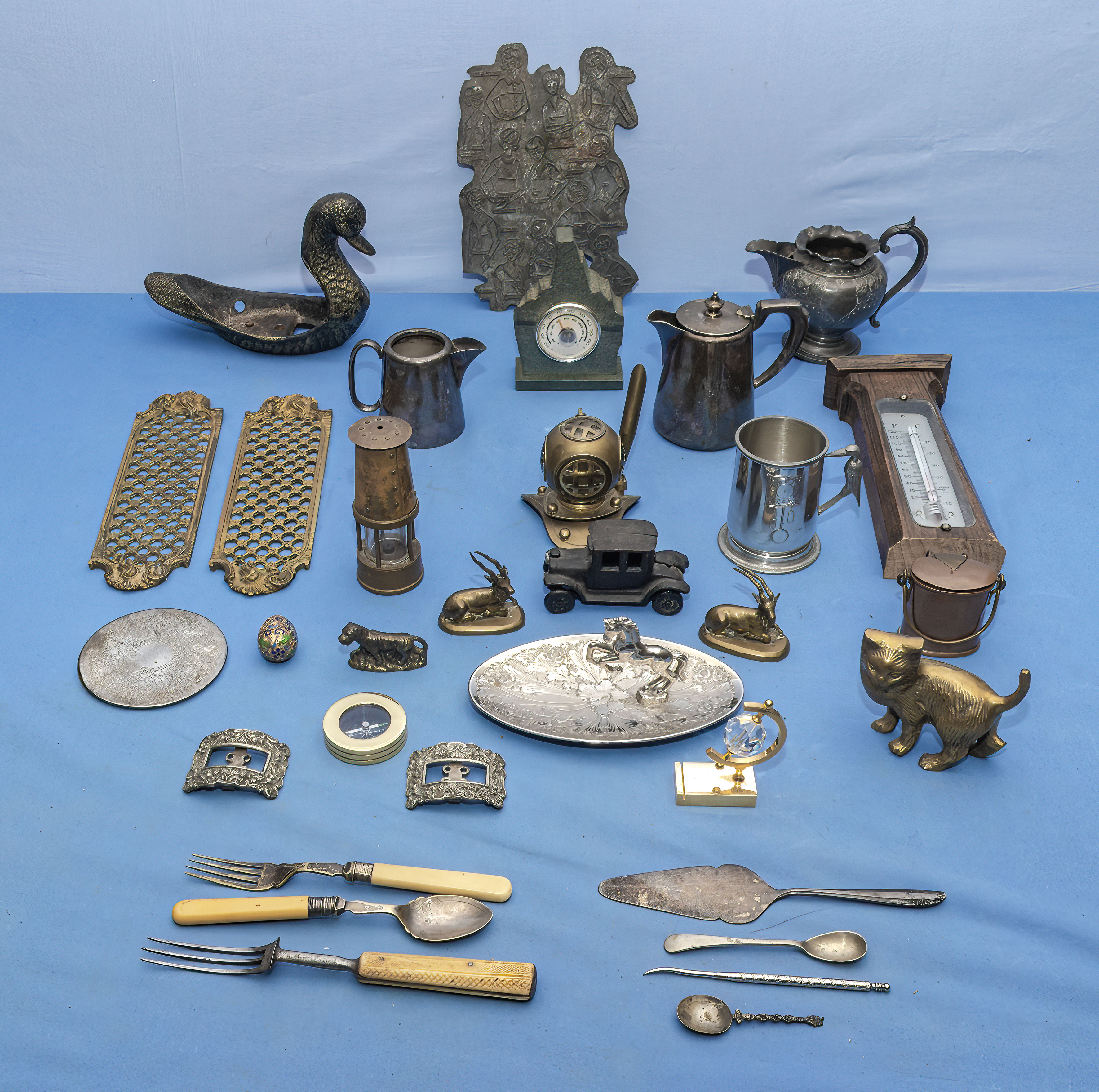 Collection of vintage metal ware items