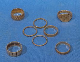 Gents 9ct signet ring, two broad wedding bands and five others, 22gms