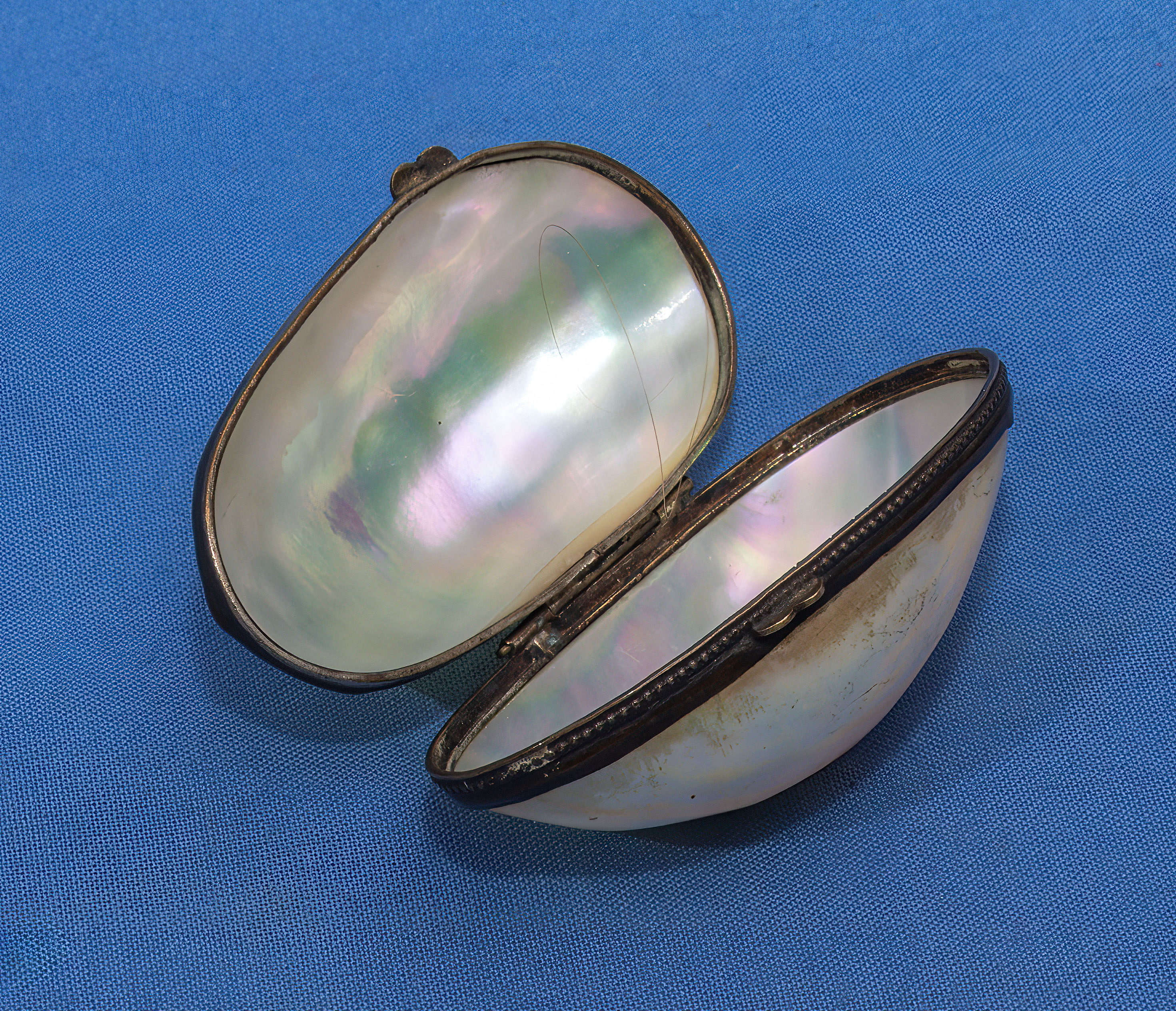 Victorian mother of pearl egg with clasp