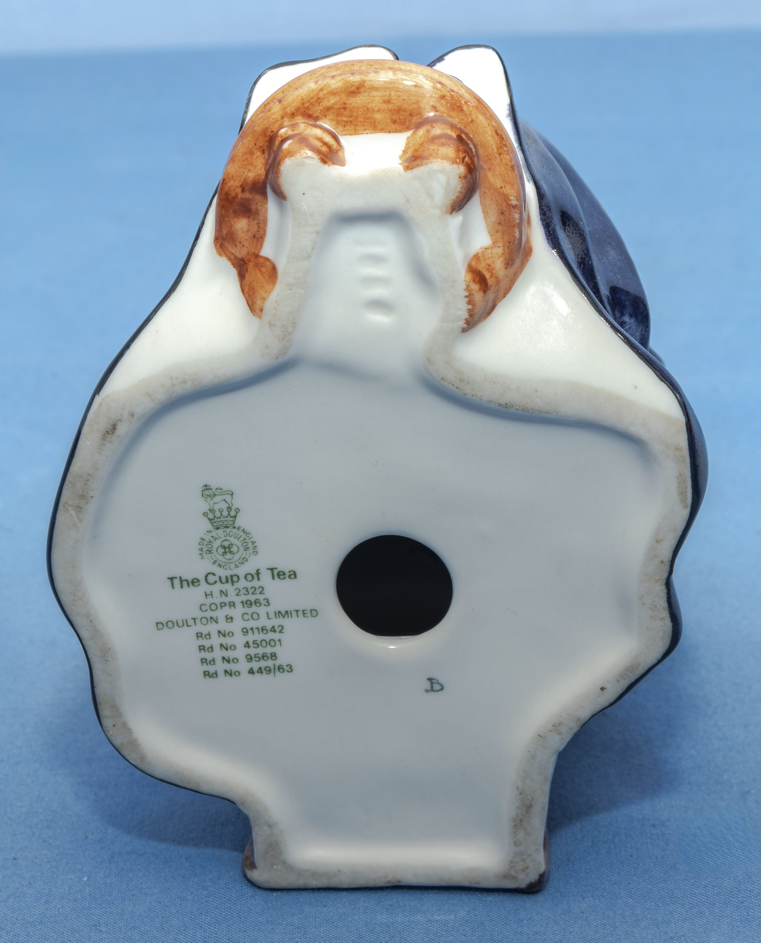 Royal Doulton figure ‘The Cup of Tea’ HN 2322. 18cm - Image 2 of 2