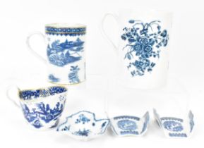 A small collection of Worcester and Caughley porcelain, to include a Worcester 'vine leaf' pickle