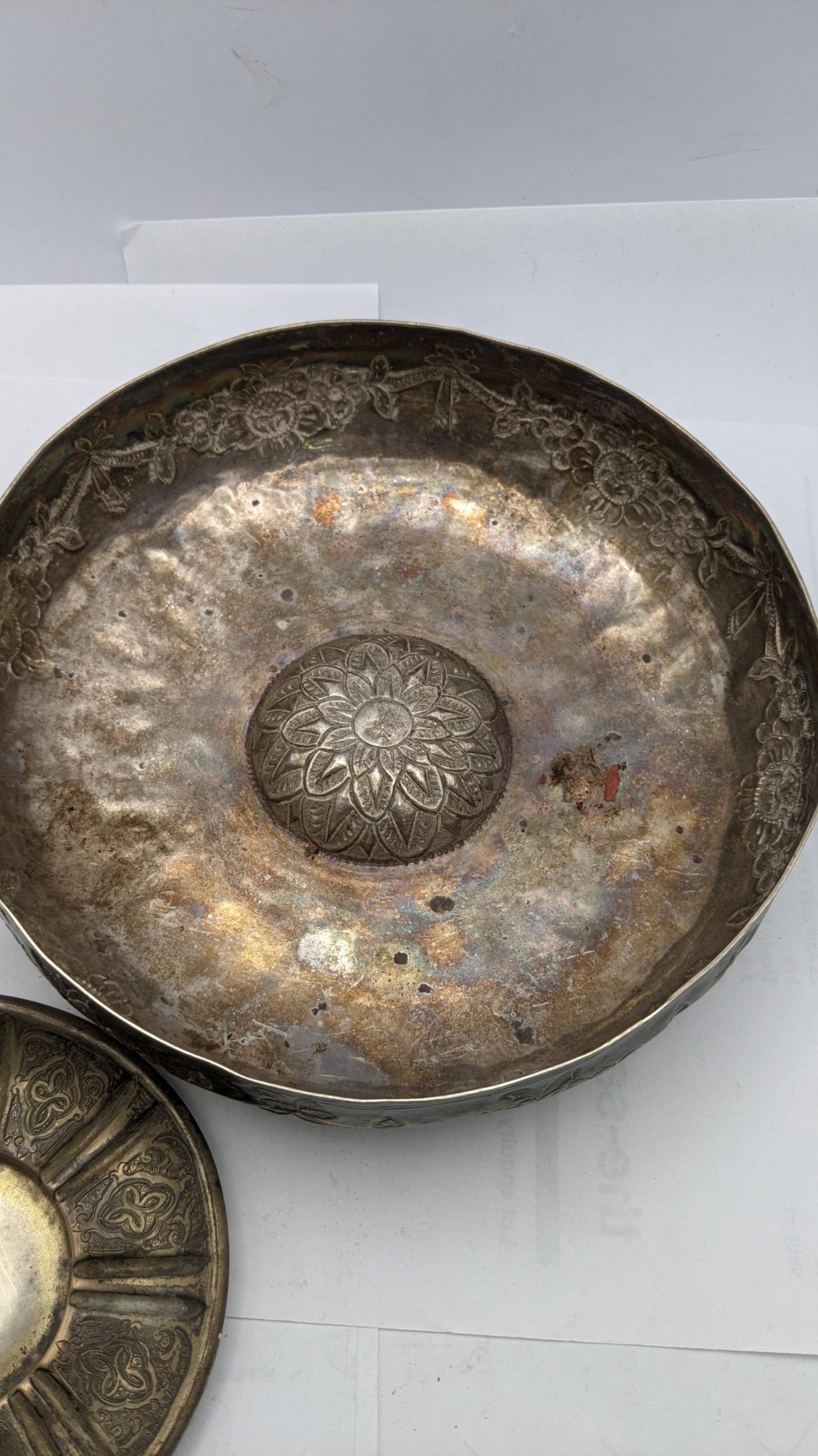 A white metal pin dish together with a white metal embossed bowl total 185.1g Location: - Image 2 of 3