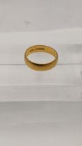 A 22ct gold wedding band total weight 4g Location: