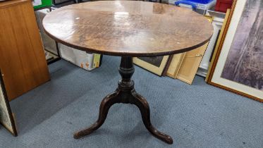 A Georgian oak snap top occasional table having a turned column and three splayed legs, 71.5cm h x