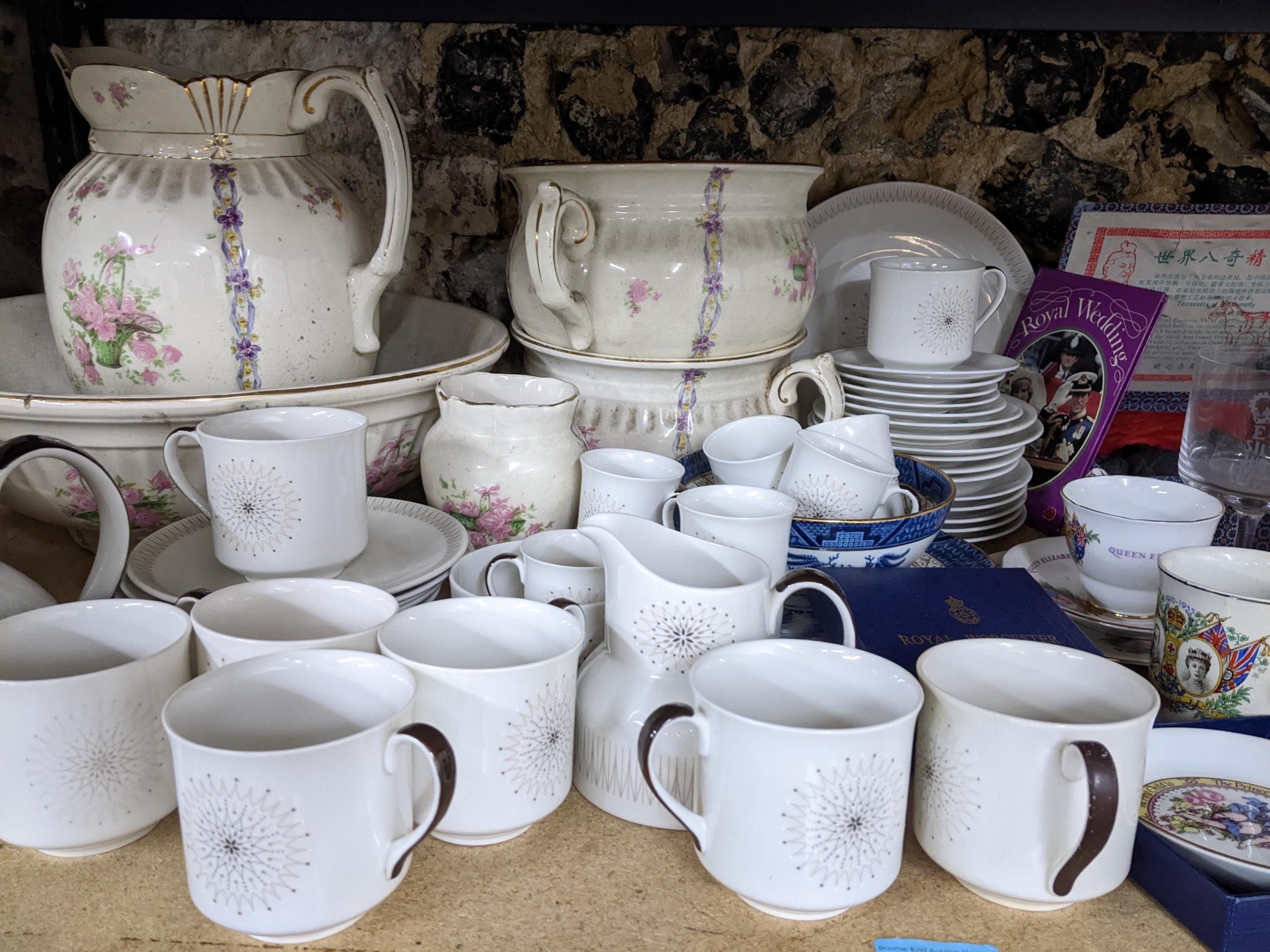 A mixed lot of ceramics and commemorative china, and other items to include a Royal Doulton - Image 5 of 5