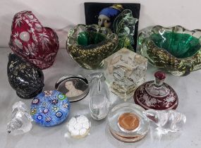 Mixed glassware to include a Perthshire Millefiori paperweight, Mdina and other items Location: