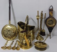 Mixed brass fireside items to include a coal bucket, kettle, fireside implements and other items