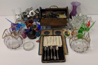 A mixed lot to include taps, art coloured glass, ordinance survey mas and other items Location: