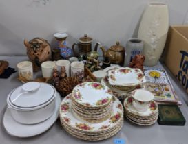 A mixed lot to include Royal Albert old country roses part dinner service on Italian porcelain