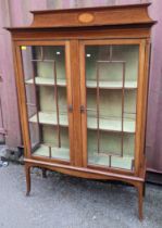 An Edwardian mahogany two door glazed cabinet having boxwood inlaid and loose shelves, 171cm h x