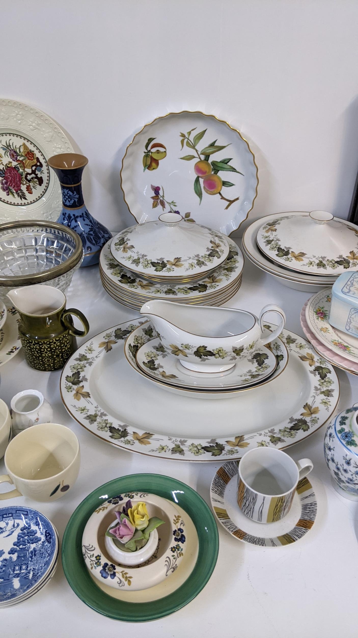 A mixed lot to include a Victorian Minton vase, Royal Albert Gossamer tea cups and saucers, - Image 3 of 5