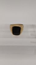 A gold coloured and onyx ring stamped 525 total weight 9.1g Location: