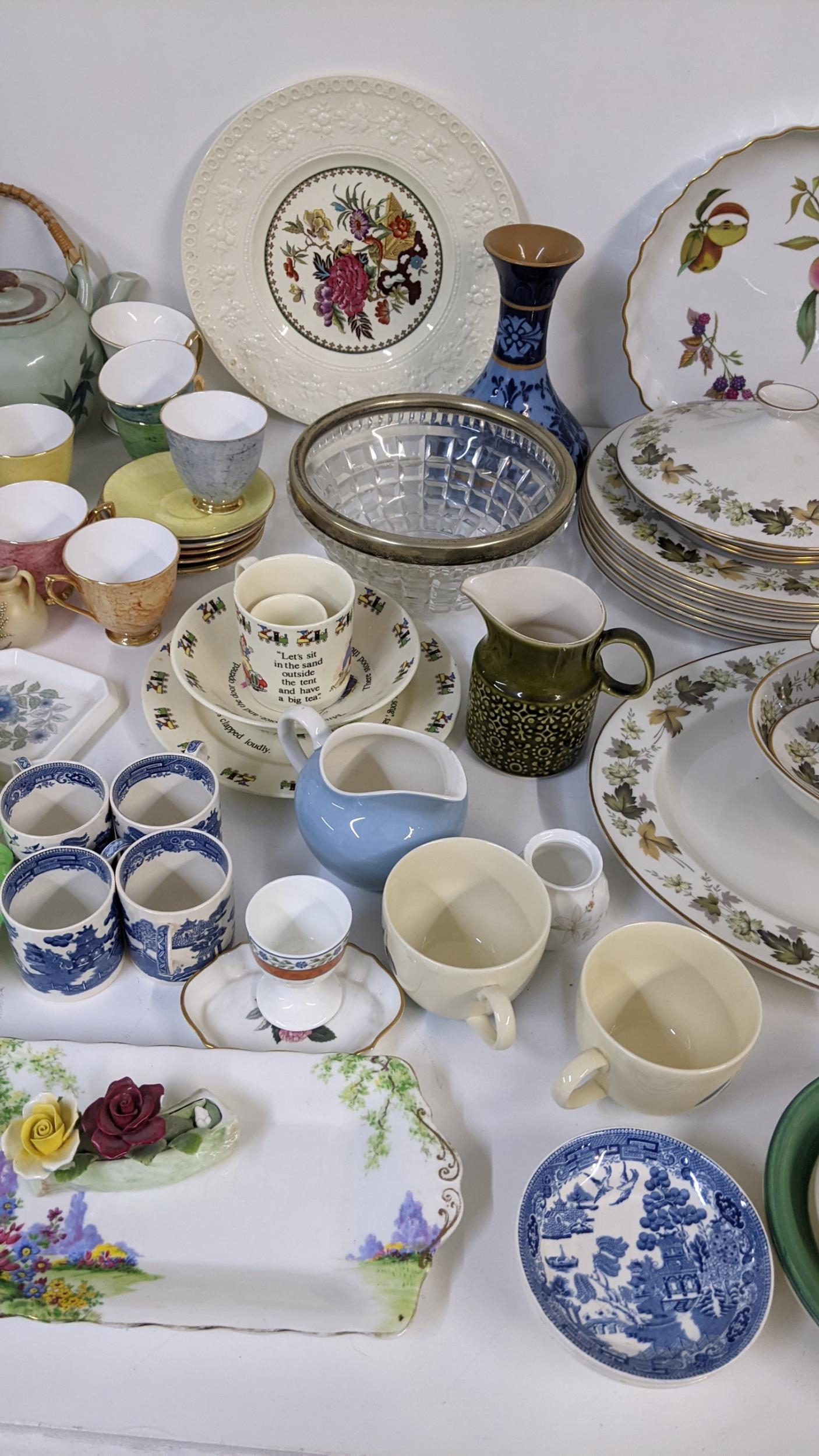 A mixed lot to include a Victorian Minton vase, Royal Albert Gossamer tea cups and saucers, - Image 4 of 5