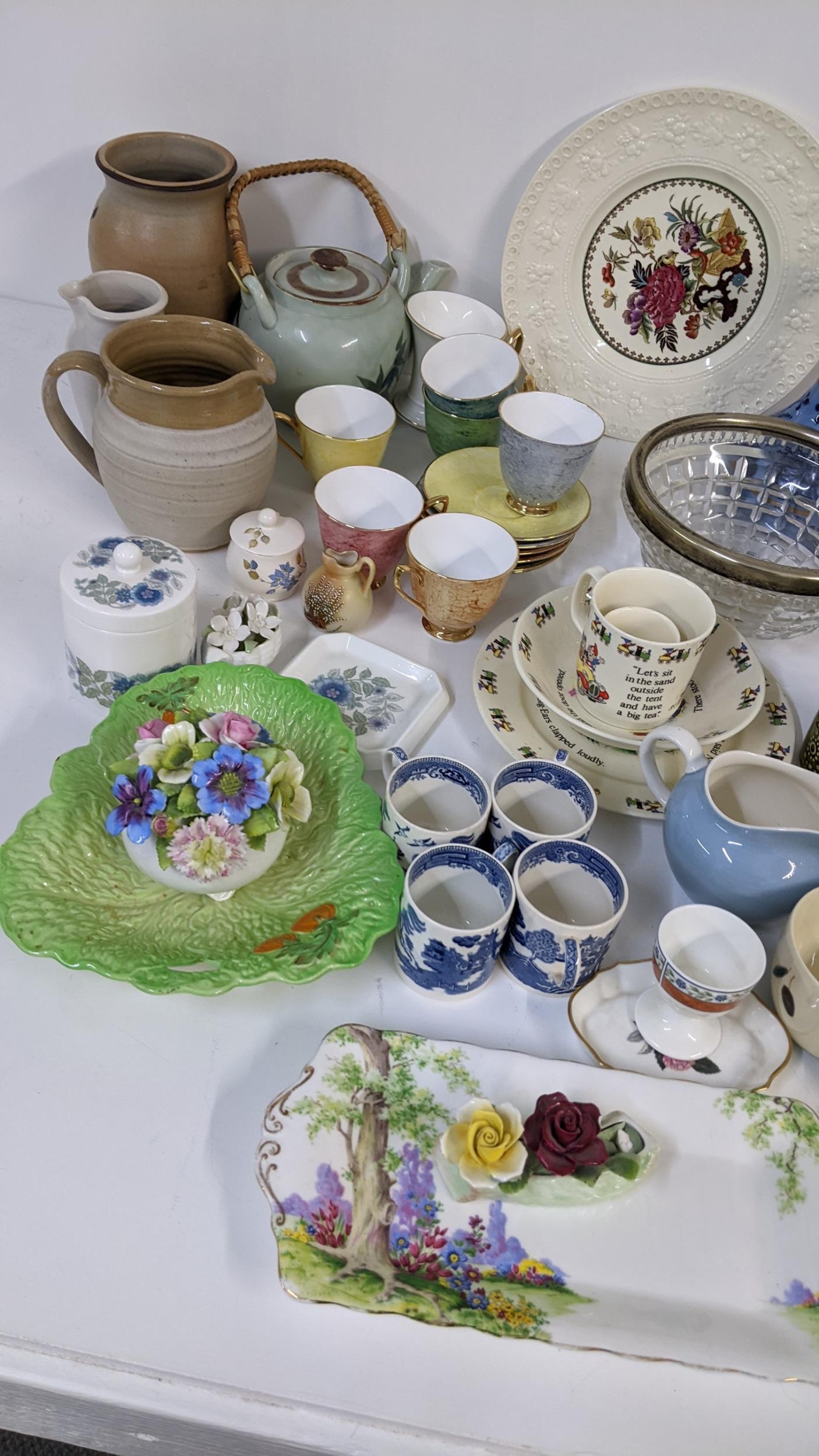 A mixed lot to include a Victorian Minton vase, Royal Albert Gossamer tea cups and saucers, - Image 5 of 5