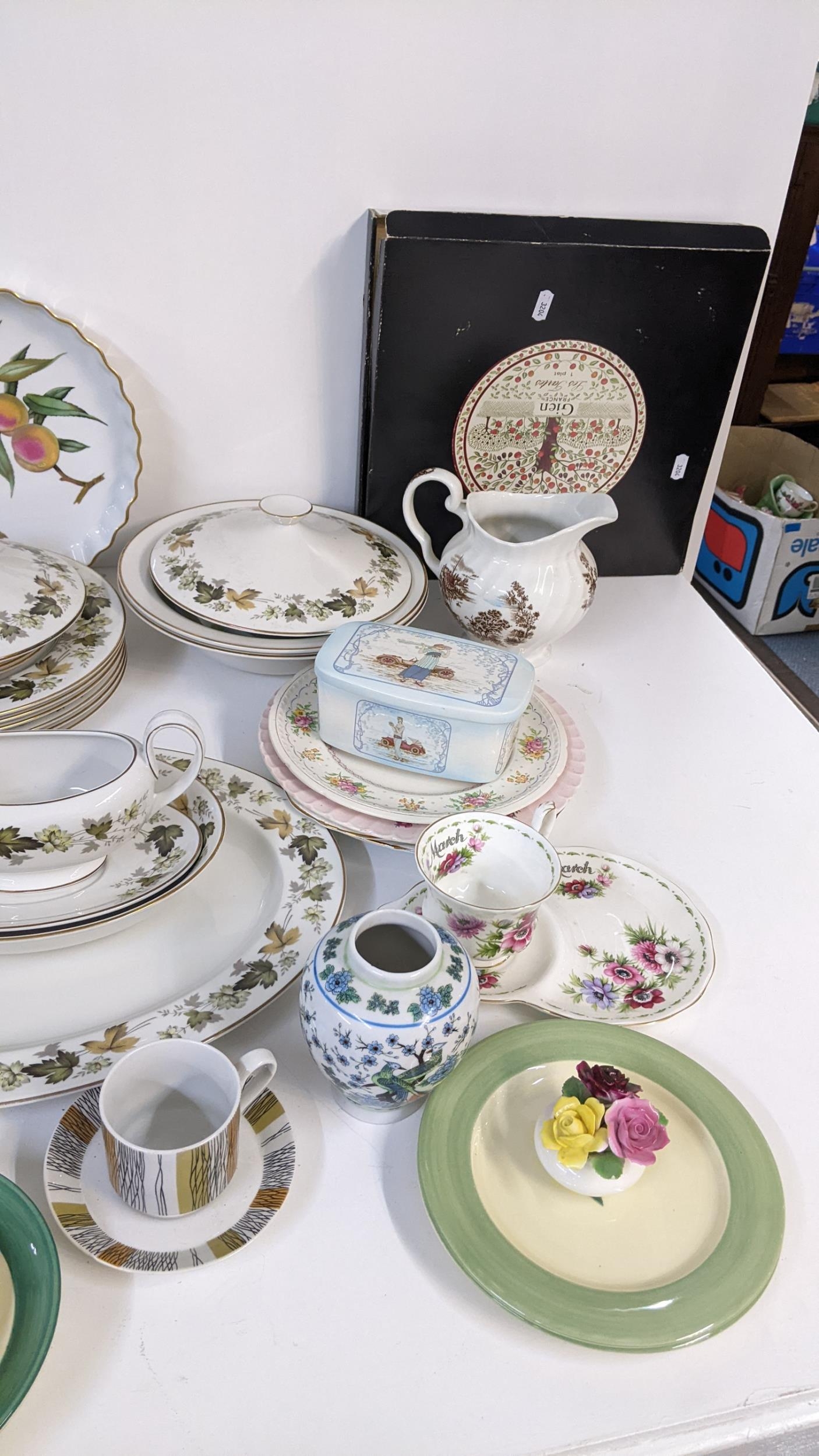 A mixed lot to include a Victorian Minton vase, Royal Albert Gossamer tea cups and saucers, - Image 2 of 5