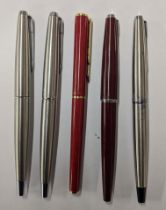 Five Parker fountain pens to include a red marbled pen with arrow clip Location: