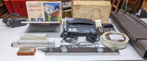 A mixed lot of electric and battery-operated appliances, and other items to include a Bontempi