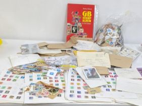 A quantity of stamps from around the world to include commonwealth, Chinese, Belgium and others