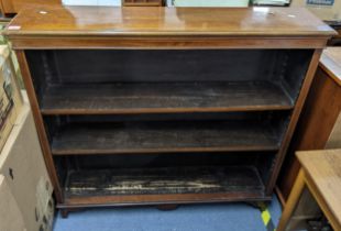 A late 19th/early 20th century mahogany open bookcase with boxwood banding, 112.5cm h x 120.5cm w