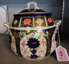 A Royal Crown Derby Imari pattern biscuit barrel and cover, Location: 4:2