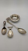 Mixed silver to include a tea strainer, together with two silver caddy spoons and a teaspoon,