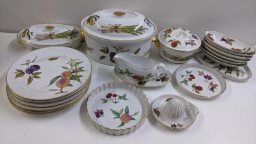 Royal Worcester Evesham and other pattern part dinner service Location: