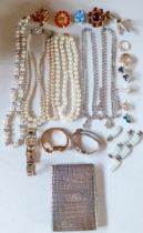 Mixed costume jewellery to include a string of late 20th Century Monet simulated pearls with gold